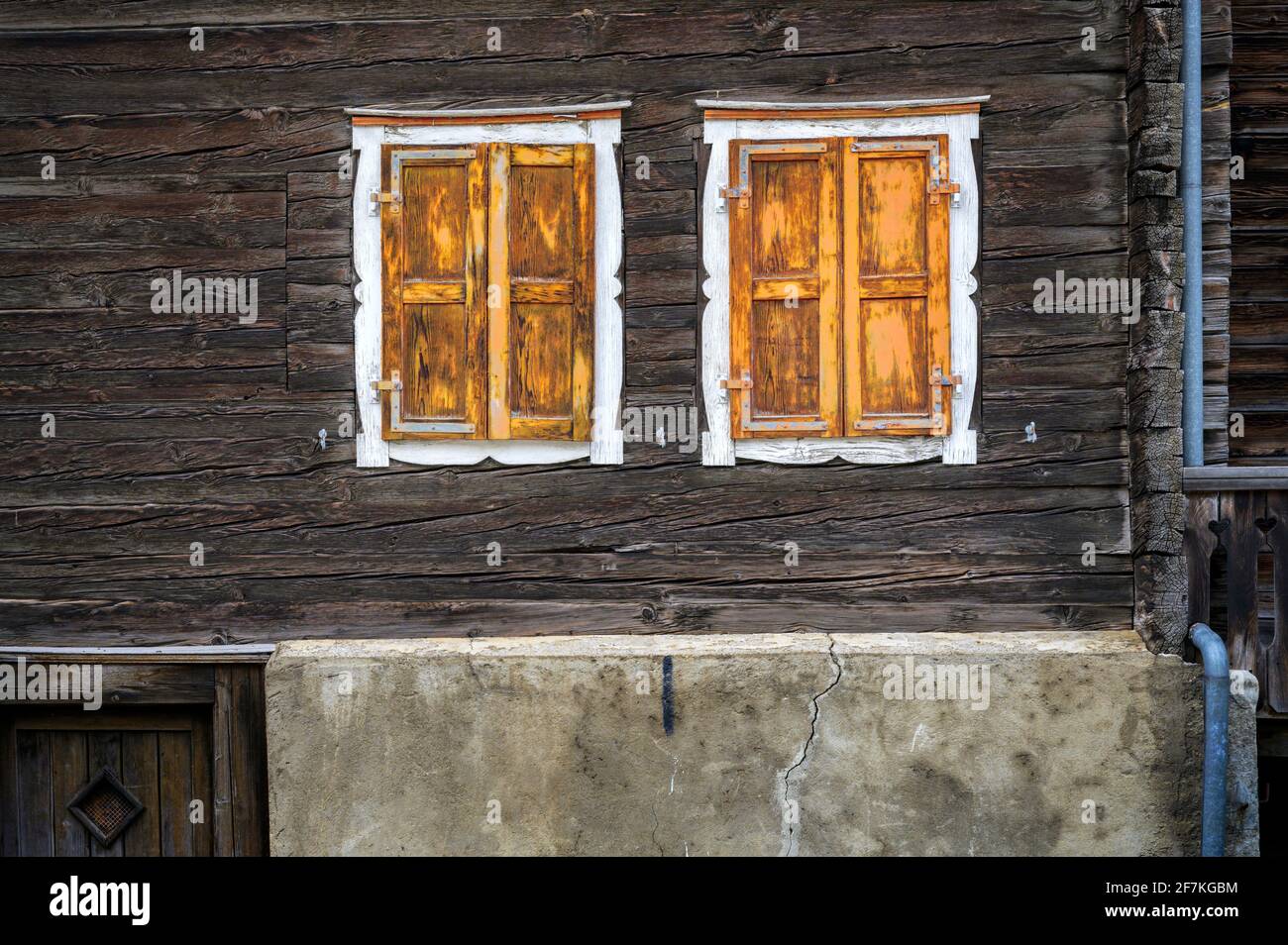 Volets rustiques en bois, grange alpine, Oberwald, Suisse Banque D'Images