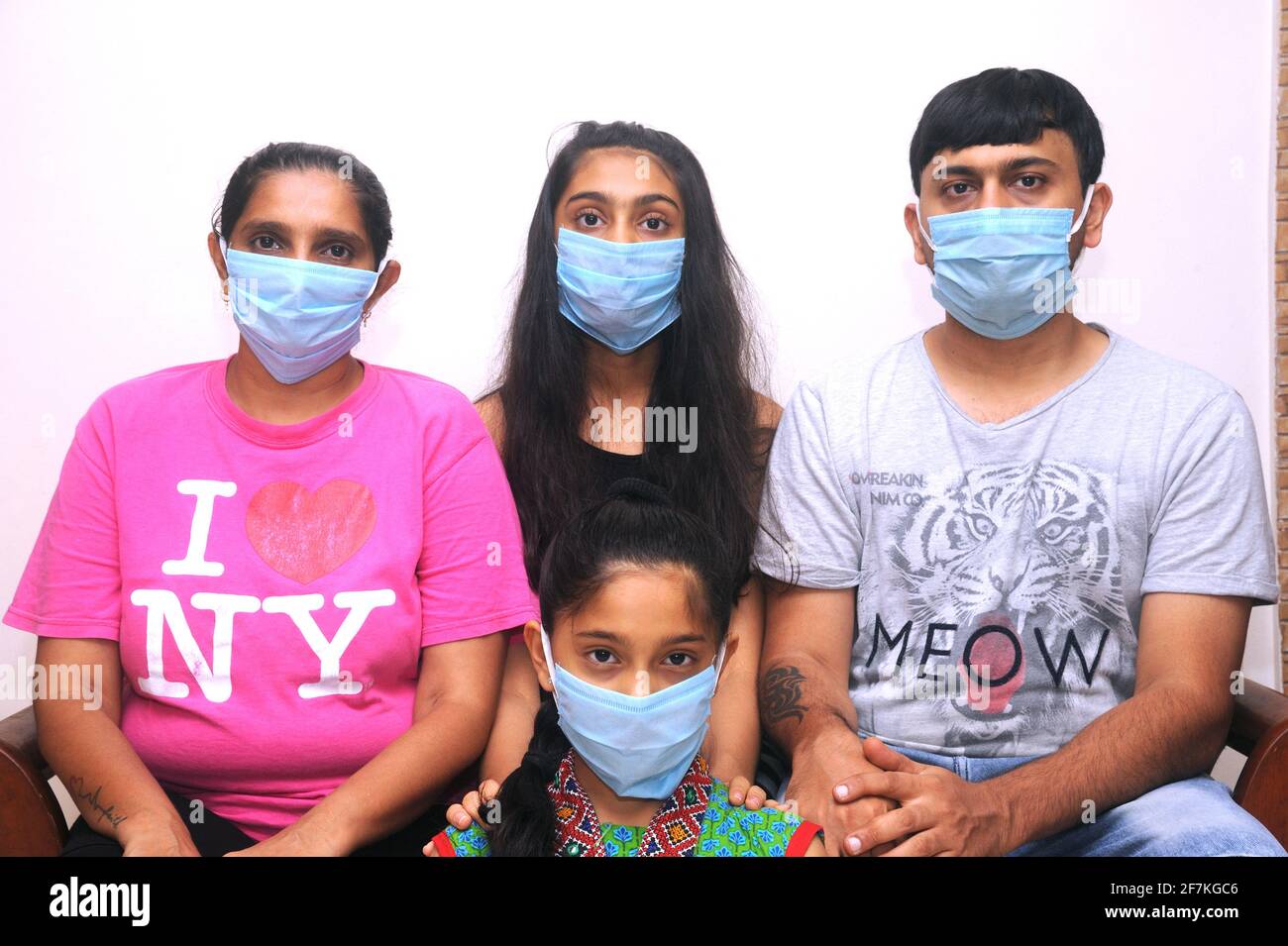 Famille indienne portant un masque facial comme protection personnelle contre la pollution de l'air ou le coronavirus COVID-19. Vêtements taille basse pour jeunes en masque de protection sur le visage Banque D'Images