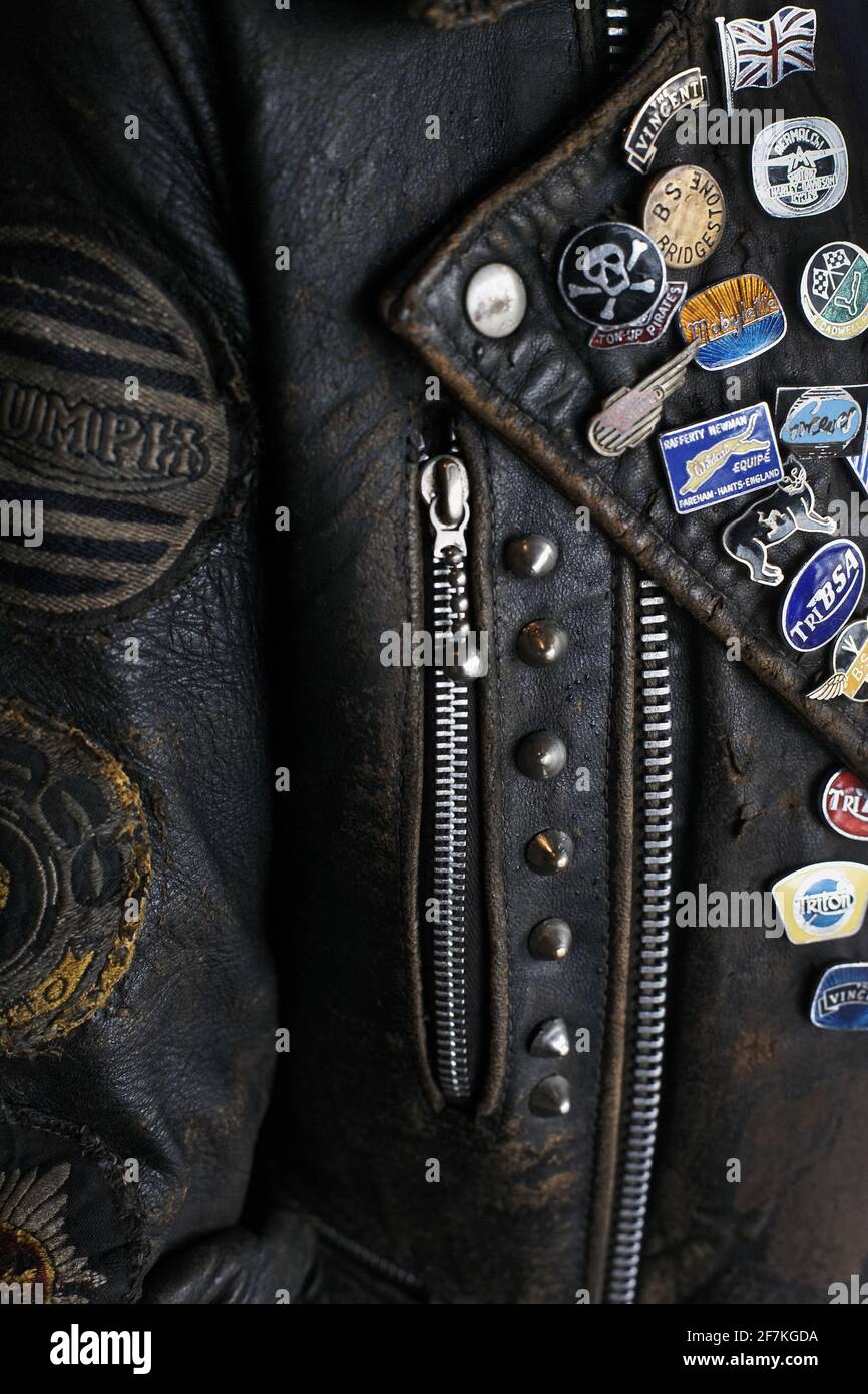 Gros plan de la veste en cuir Vintage recouverte de lots et de patchs . Banque D'Images