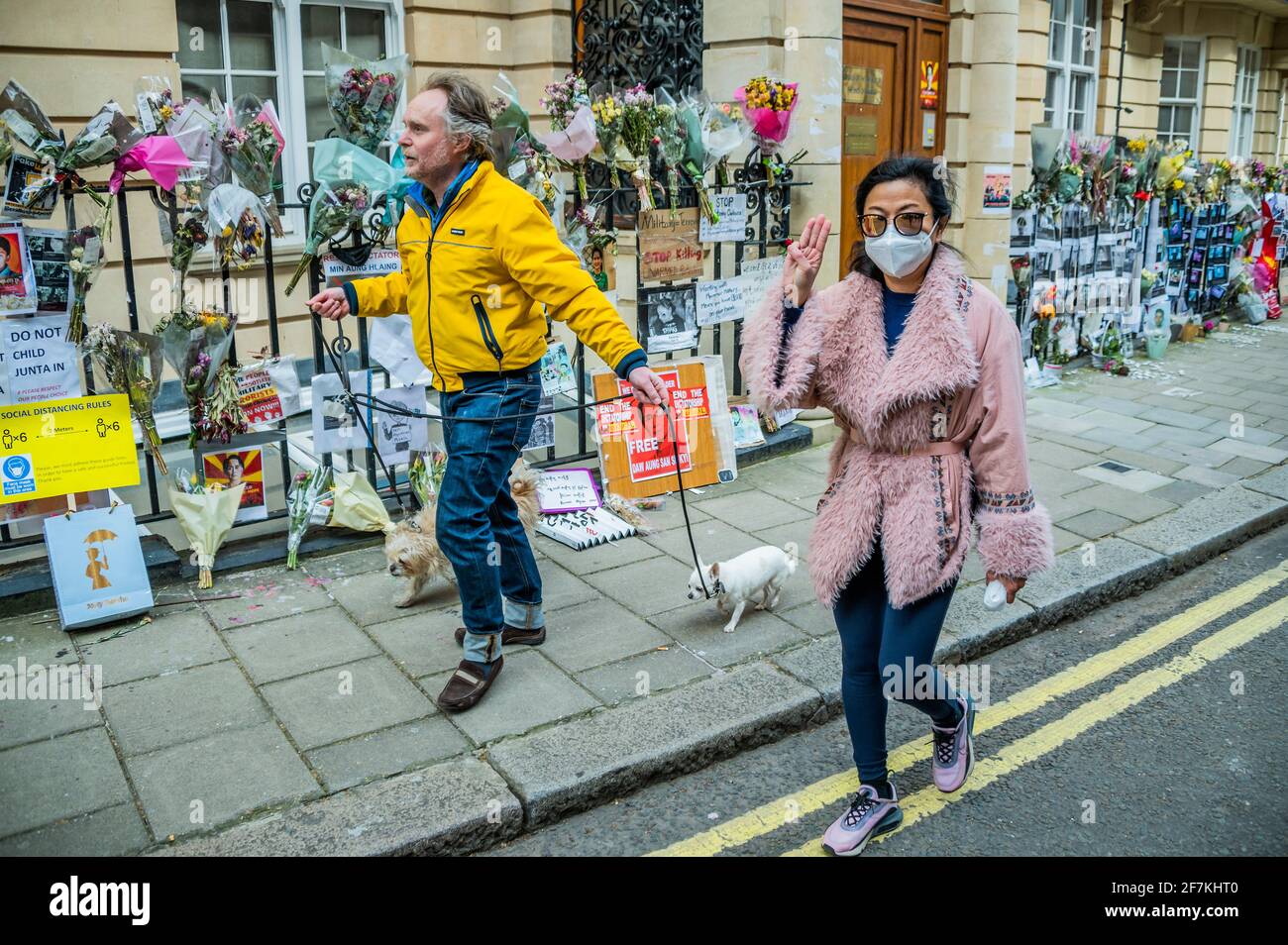 Londres, Royaume-Uni. 8 avril 2021. Les manifestants se sont mis au défi après que l'ambassadeur Kyaw Zwar Minn (qui a rompu les rangs le mois dernier avec la junte militaire de son pays) ait été refusé l'accès à l'ambassade à Mayfair, Londres. Les manifestants exigent également que l'armée birmane/birmane rétablisse le gouvernement démocratique après leur coup d'État et appellent le gouvernement britannique à l'aide. Crédit : Guy Bell/Alay Live News Banque D'Images