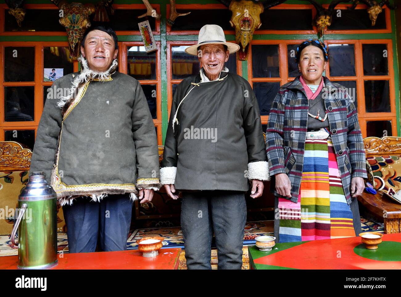 (210408) -- LHASSA, le 8 avril 2021 (Xinhua) -- Dro Dra (C) pose pour une photo avec son fils et sa belle-fille chez lui à Xigaze, dans la région autonome du Tibet du sud-ouest de la Chine, le 20 mars 2021. DRO Dra, un villageois de 85 ans à Xigaze, était autrefois un serf dans le vieux Tibet. De retour à l'époque, malgré le dur labeur toute l'année, la famille de Dro Dra ne pouvait pas avoir un grain d'orge de haute terre qu'ils ont grandi pour eux-mêmes. Année après année, ils ont lutté dans un cercle vicieux d'emprunter de la nourriture, de payer des impôts au seigneur et de retourner de la nourriture. 'L'eau bouillante exige du bois de chauffage, mais chaque herbe et arbre dans le manoir b Banque D'Images