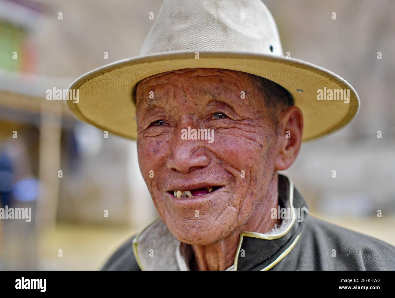 (210408) -- LHASSA, 8 avril 2021 (Xinhua) -- la photo prise le 20 mars 2021 montre le portrait de Dro Dra à Xigaze, dans la région autonome du Tibet du sud-ouest de la Chine. DRO Dra, un villageois de 85 ans à Xigaze, était autrefois un serf dans le vieux Tibet. De retour à l'époque, malgré le dur labeur toute l'année, la famille de Dro Dra ne pouvait pas avoir un grain d'orge de haute terre qu'ils ont grandi pour eux-mêmes. Année après année, ils ont lutté dans un cercle vicieux d'emprunter de la nourriture, de payer des impôts au seigneur et de retourner de la nourriture. 'L'eau bouillante exige du bois de chauffage, mais chaque herbe et arbre dans le manoir appartient au seigneur. Si nous W Banque D'Images