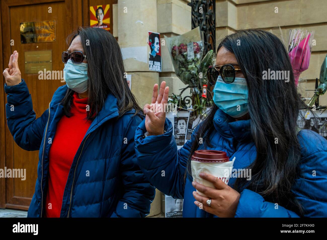 Londres, Royaume-Uni. 8 avril 2021. Les manifestants se sont mis au défi après que l'ambassadeur Kyaw Zwar Minn (qui a rompu les rangs le mois dernier avec la junte militaire de son pays) ait été refusé l'accès à l'ambassade à Mayfair, Londres. Les manifestants exigent également que l'armée birmane/birmane rétablisse le gouvernement démocratique après leur coup d'État et appellent le gouvernement britannique à l'aide. Crédit : Guy Bell/Alay Live News Banque D'Images