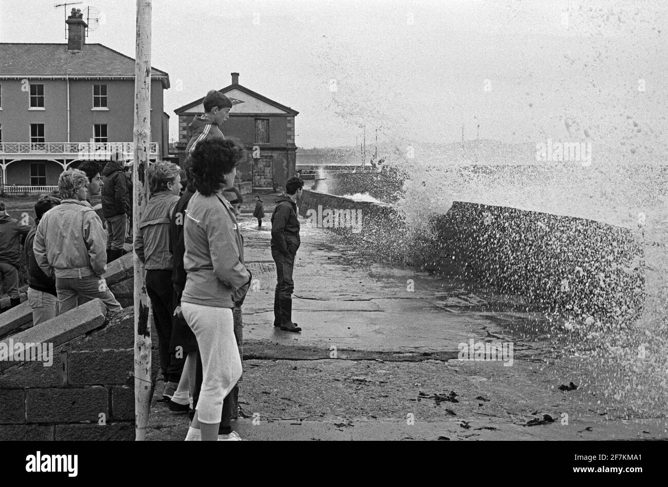 Gens, vagues se brisant sur le front de mer après une tempête violente, 26 août 1986, Bray, comté de Wicklow, Irlande Banque D'Images