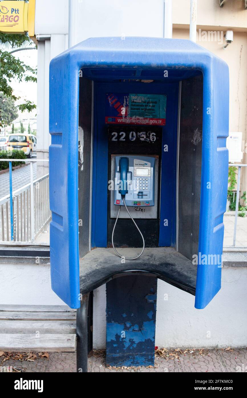 Kemer, Turquie - 02.07.2021. Ancienne cabine téléphonique bleue inutilisée pendant longtemps. Téléphone public Banque D'Images