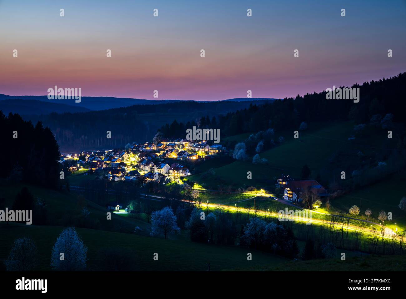 Allemagne, lumière après-feu Blue Hour dans le petit village de forêt noire elzach décoré par les maisons illuminées et le ciel de coucher du soleil Banque D'Images