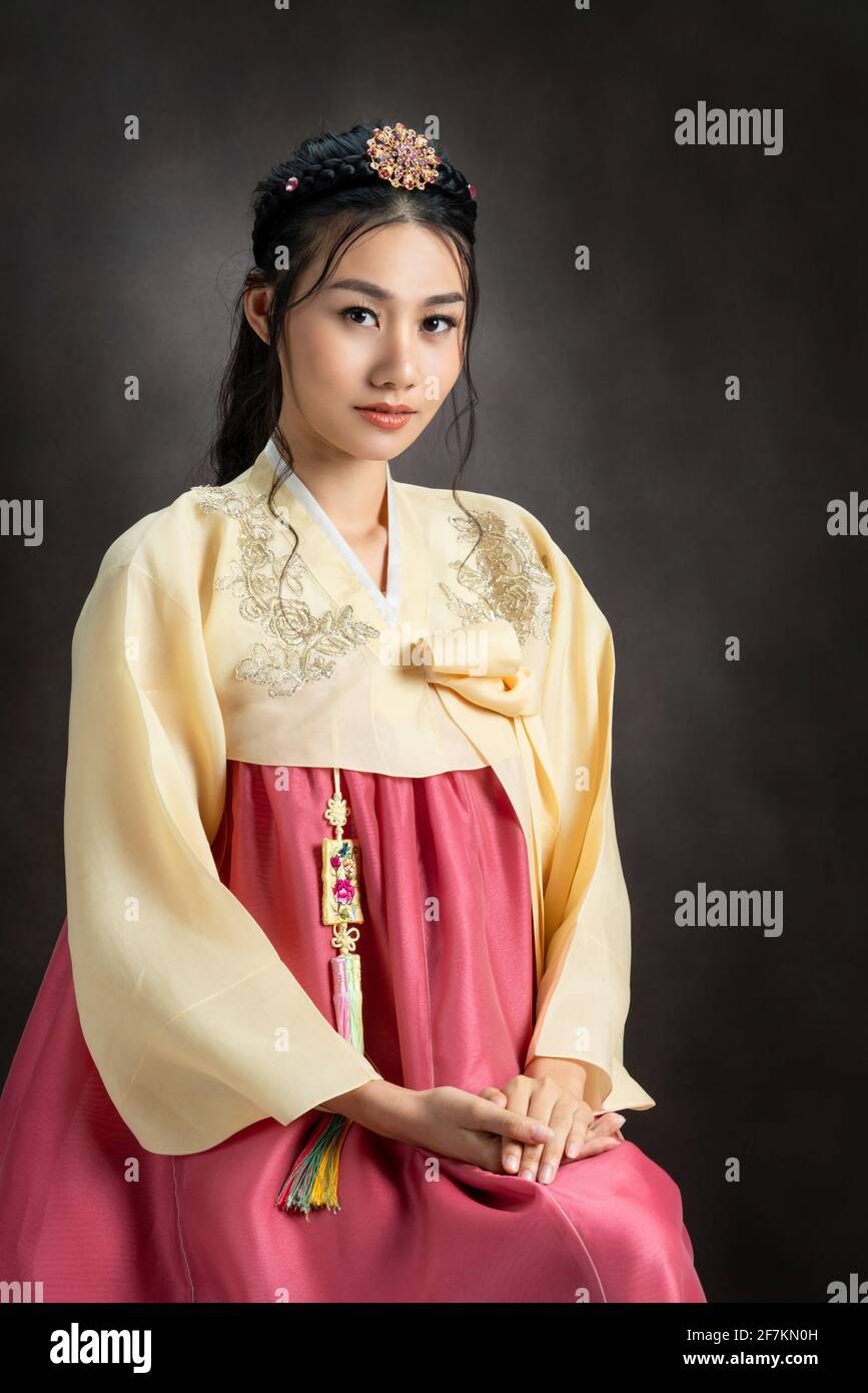 Femme coréenne portant une robe traditionnelle coréenne (Hanbok) sur fond  noir en studio. Belle culture de la Corée Photo Stock - Alamy
