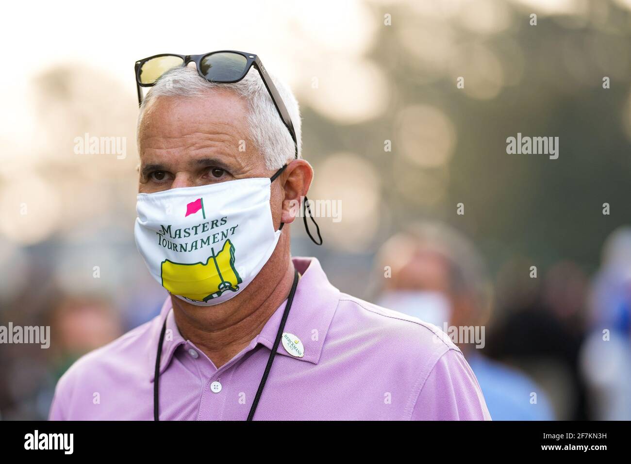 Augusta, États-Unis. 08 avril 2021. Un patron porte un masque de maître le premier jour du tournoi de Masters 2021 au club de golf national d'Augusta, Géorgie, le jeudi 8 avril 2021. Photo de Kevin Dietsch/UPI crédit: UPI/Alay Live News Banque D'Images