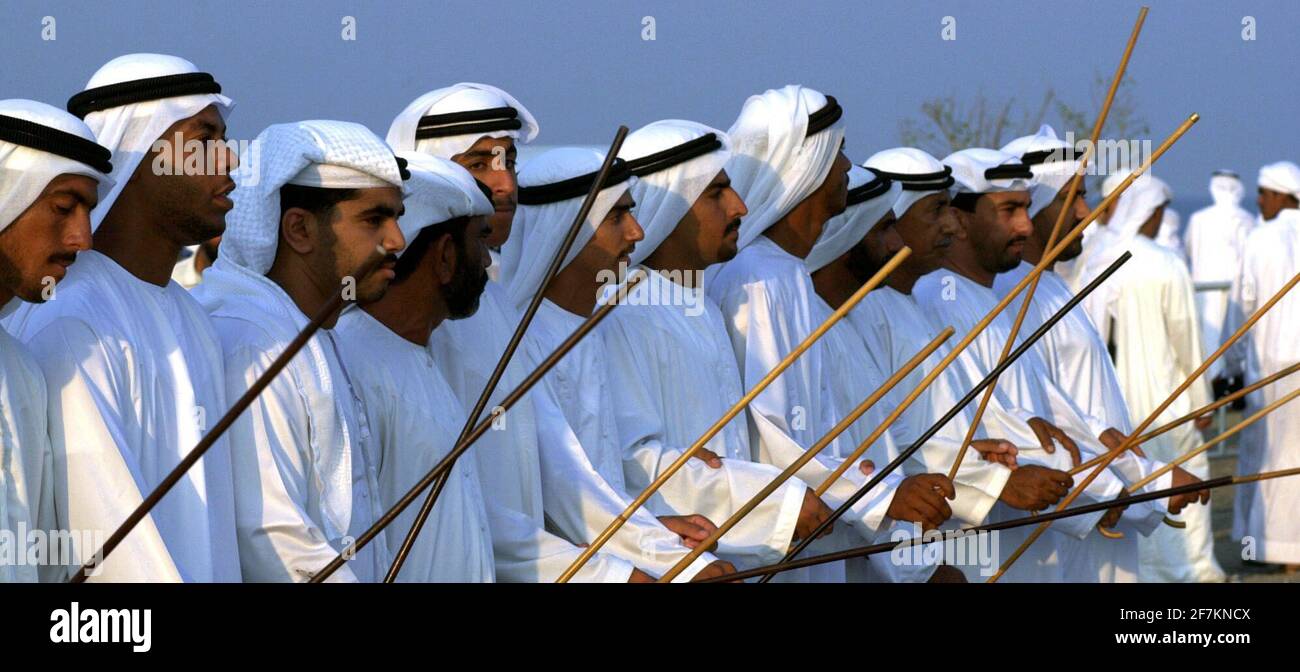 GRAND PRIX INTERNATIONAL DES BATEAUX À MOTEUR OFFSHORE DE CLASSE 1 NOV. 2000 À FUJAIRAH AUX ÉMIRATS ARABES UNIS. APRÈS LA COURSE, LA CHÈVRE HEARDERS A MIS SUR UN SPECTACLE DE CHANT. Banque D'Images