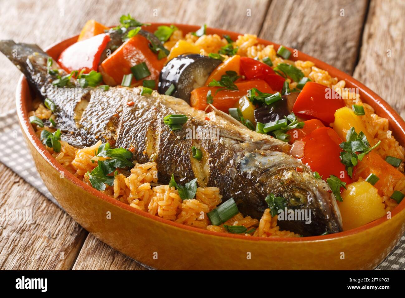 Plat traditionnel de poisson et de riz de l'Afrique de l'Ouest