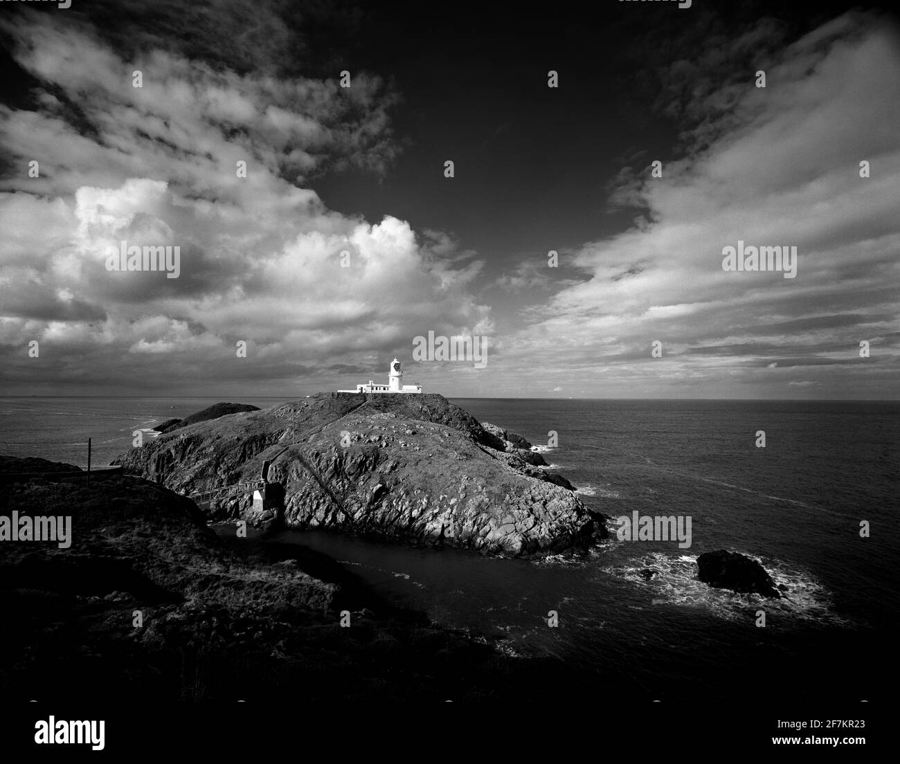 Phare de Strumble Head, noir et blanc avec ciel spectaculaire Pembrokeshire, pays de Galles, Royaume-Uni Banque D'Images