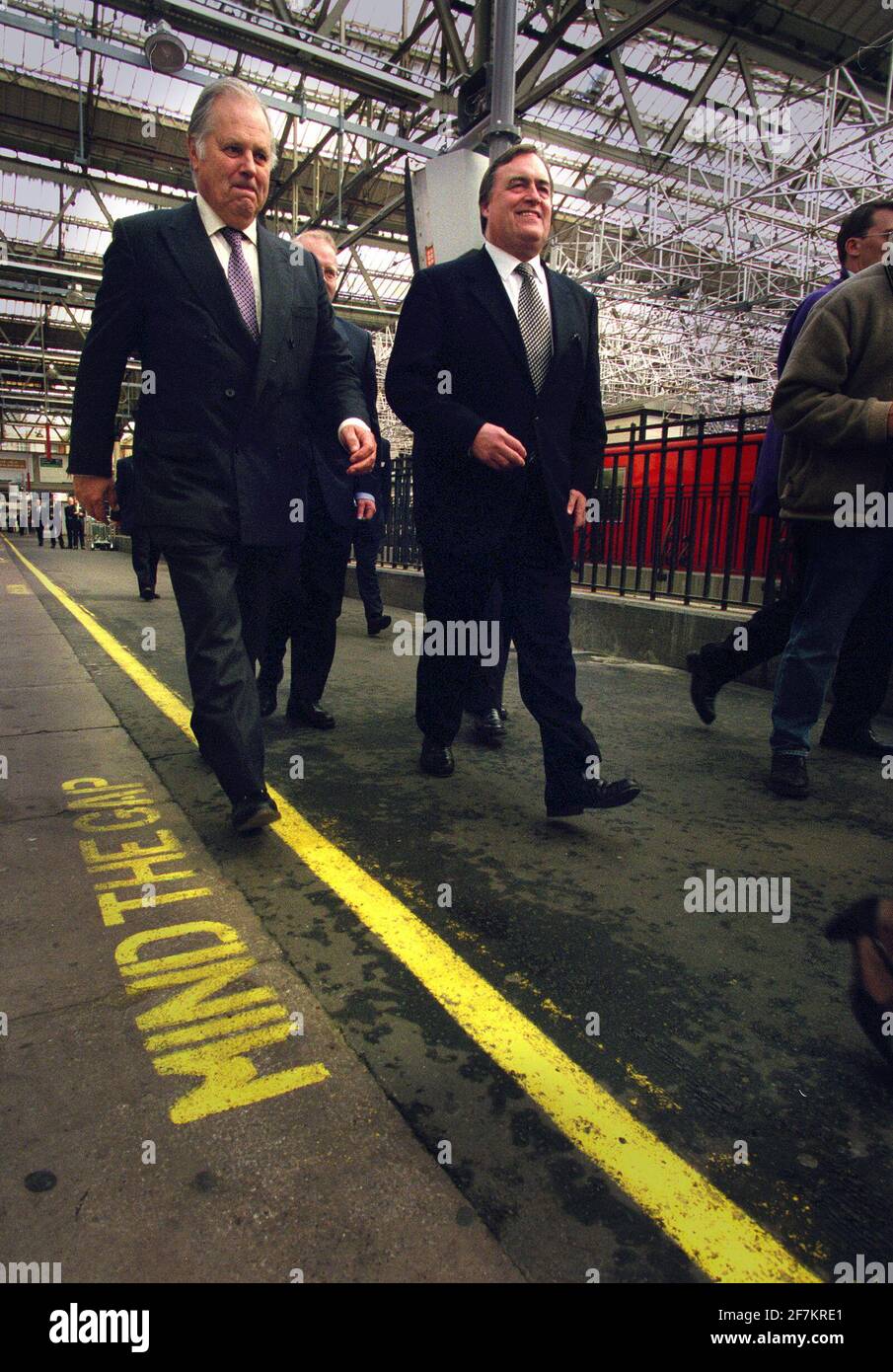 JOHN PRESCOTT LE 2001 AVRIL AVEC LE PATRON DE RAILTRACK PHILIP BECK ARRIVE À LA GARE DE WATERLOO POUR UN PHOTOCALL Banque D'Images