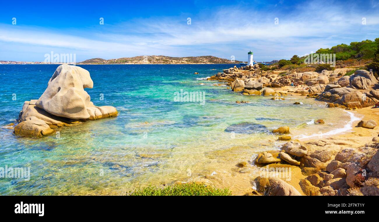 Plage et phare de Porto Fato, Palau, Sardaigne, Italie Banque D'Images