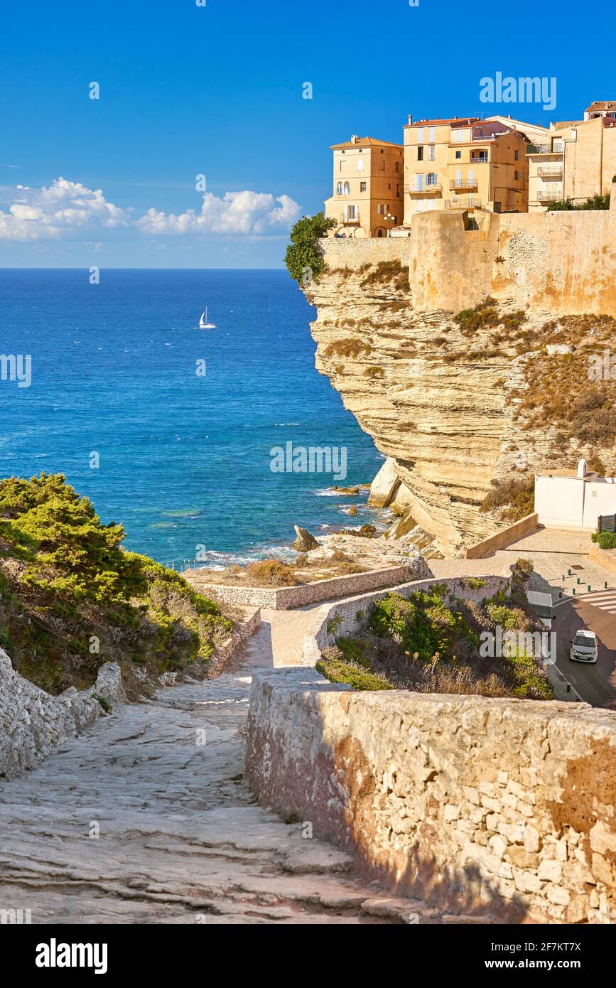 Vieille ville située sur la falaise calcaire, Bonifacio, côte sud de l'île de Corse, France Banque D'Images
