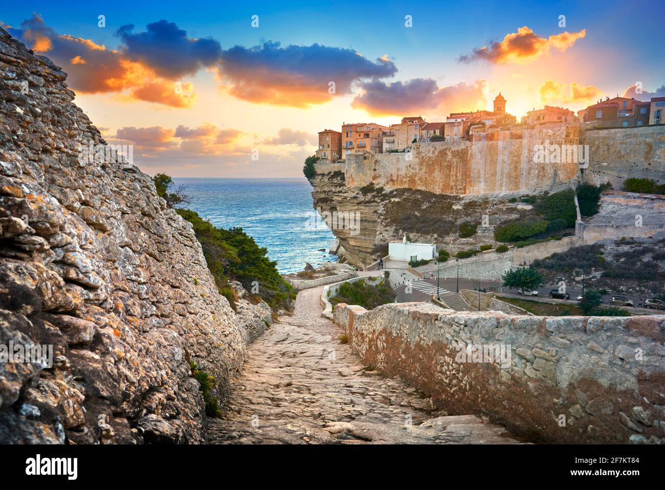 Coucher de soleil sur la vieille ville de Bonifacio, la côte sud de la Corse, France Banque D'Images