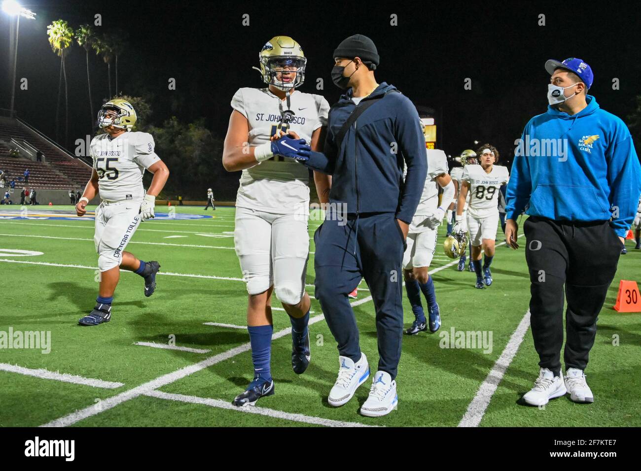 St John Bosco Tight End Matayo Uiagalelei (11) marche du terrain avec son frère, Clemson Quarterback DJ Uiagalelei, lors d'un match de football de lycée, samedi 20 mars 2021 à Santa Ana, en Californie, St. John Bosco a battu Santa Margarita 65-28. (Dylan Stewart/image of Sport/Sipa USA) Banque D'Images