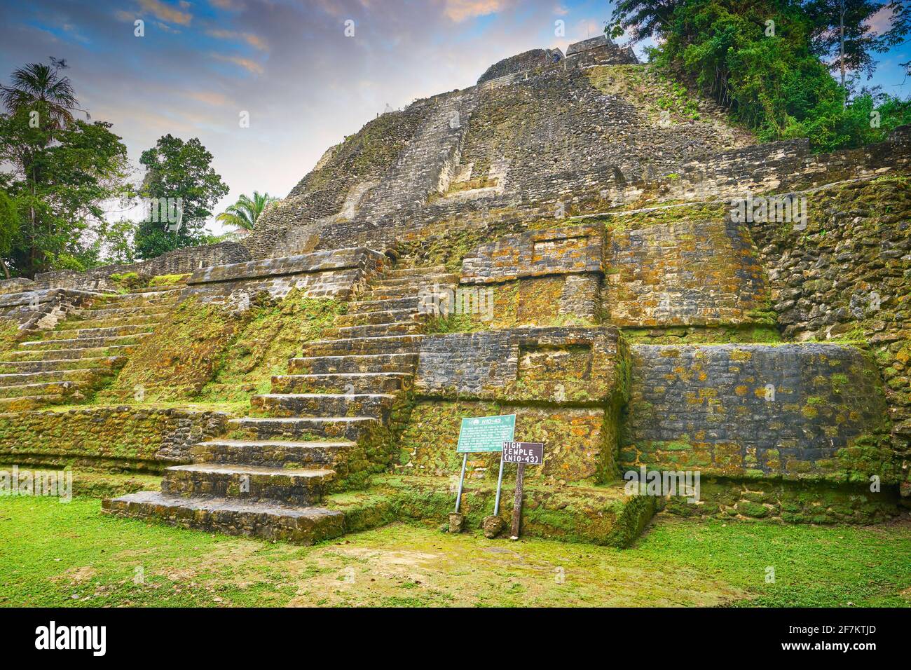Haut Temple (le plus haut temple de Lamanai), ruines de l'ancien tMaya, Lamanai, Belize Banque D'Images