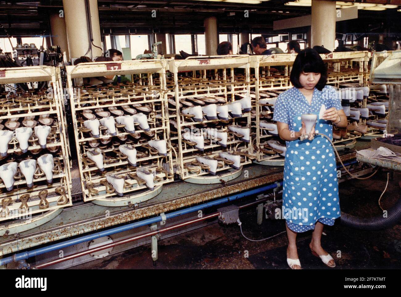 Secteur dépassé. L'ancienne usine de chaussures de Zlin, en Tchécoslovaquie, a dérapé. Des travailleurs invités du Vietnam fabriquent des chaussures plates-formes pour les Soviétiques dans une chaîne de production vieille de 25 ans à Ziln, Tchécoslovaquie, le 06 octobre 1990. Photo: Olle Seijbold / DN / TT / Code: 51 Banque D'Images
