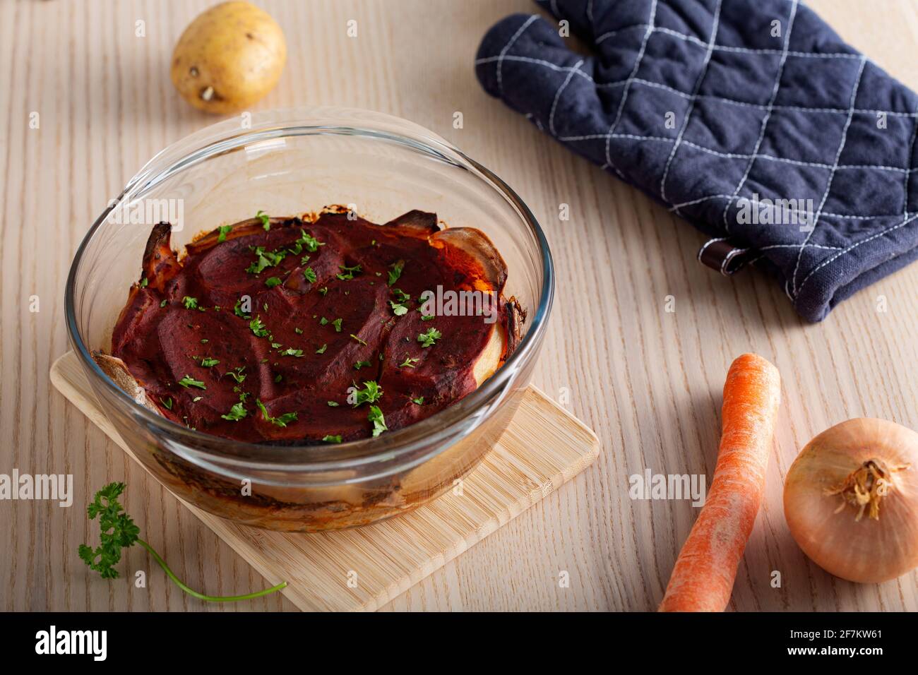 Une couche de moussaka avec de la sauce tomate et des herbes dans un verre plateau Banque D'Images