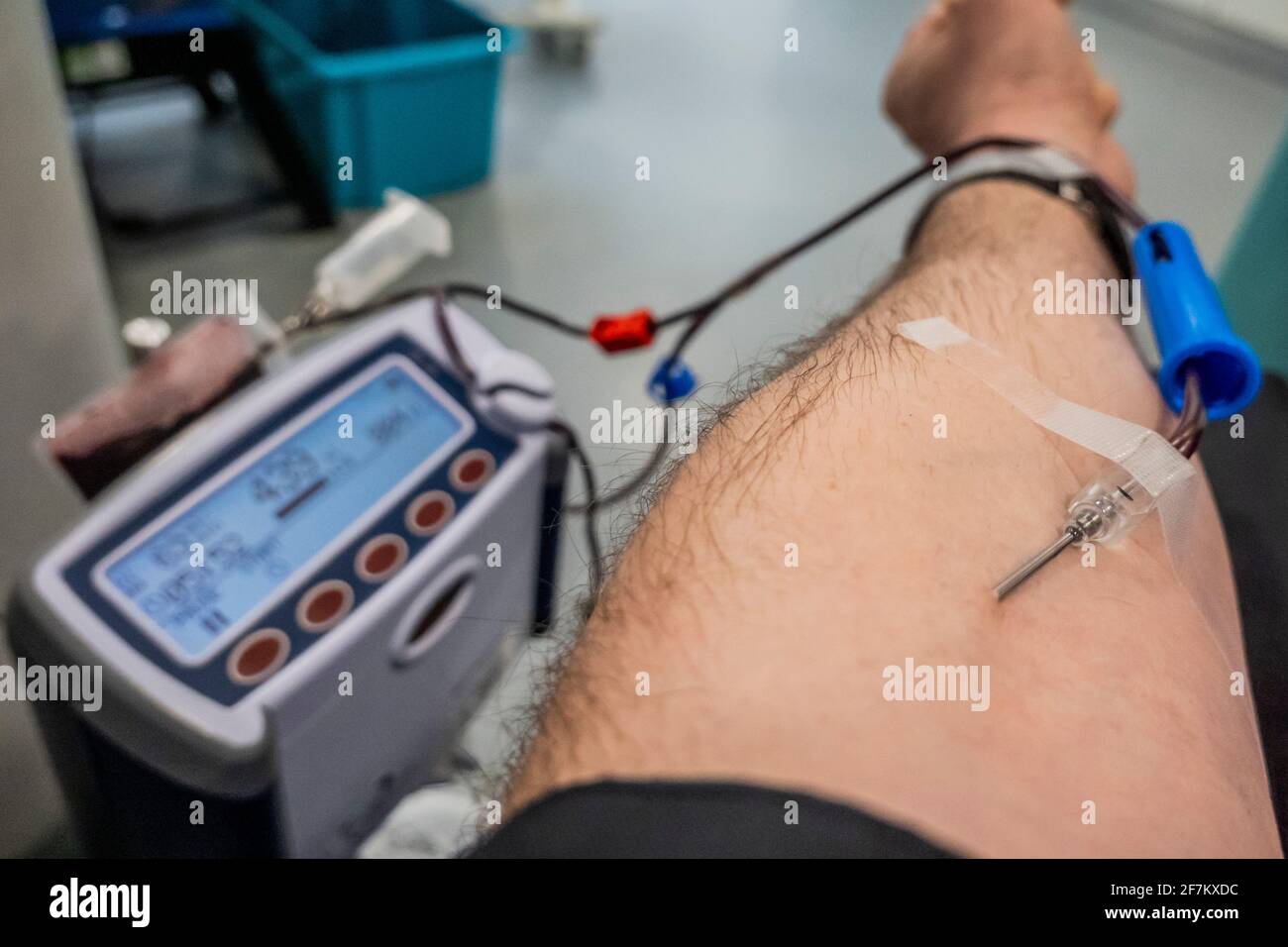 Londres, Royaume-Uni. 8 avril 2021. Un don de sang au Centre des donneurs du West End - le sang est toujours requis par le NHS et donc les centres de dons sont encore ouverts avec une distance sociale accrue. Crédit : Guy Bell/Alay Live News Banque D'Images