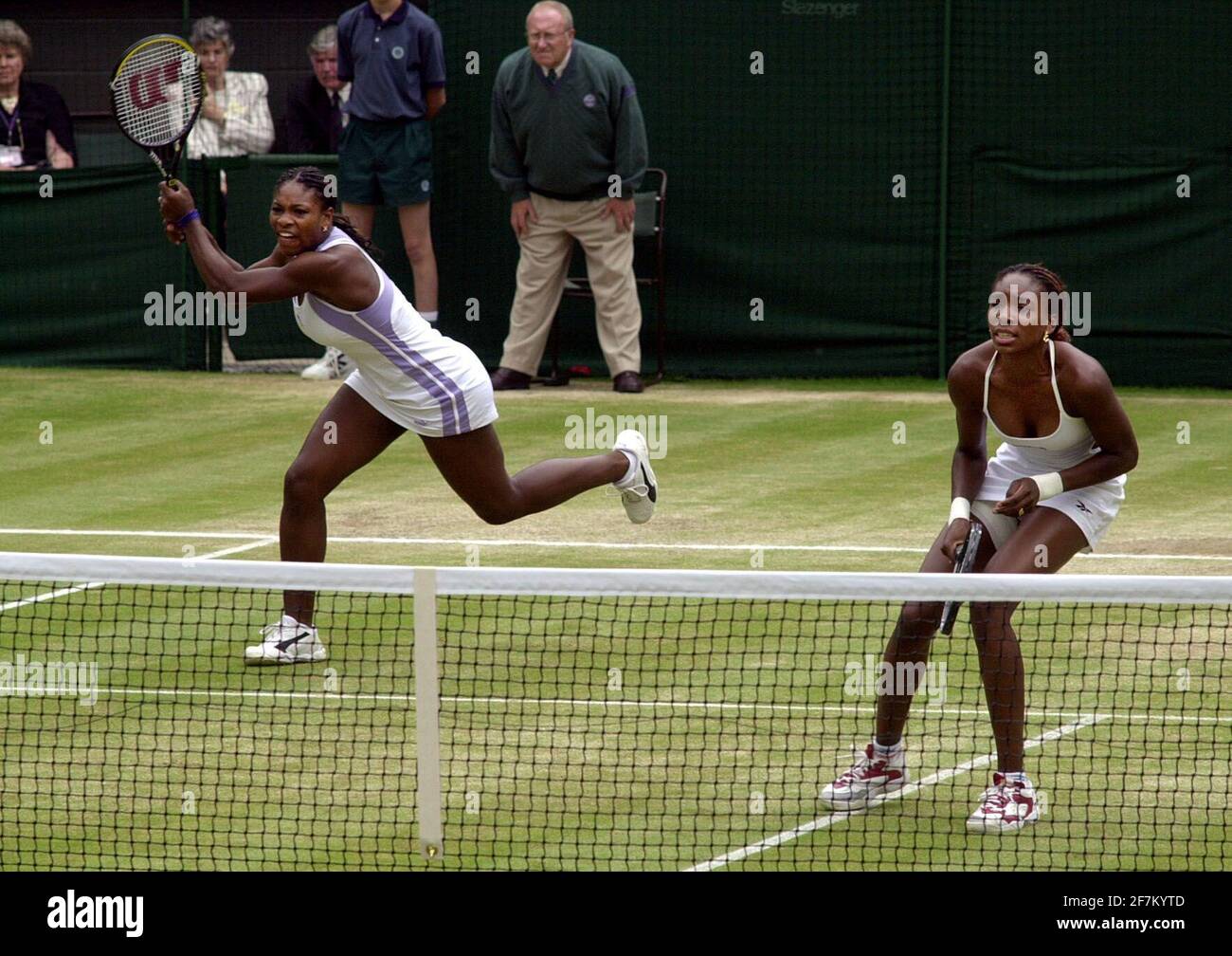 Venus Williams et Serena Williams gagnent Dames en double finale à wimbledon juillet 2000 Vénus (L) et Serena Williams sur leur Moyen de gagner la double finale des femmes contre Julie Halard-Decugit De la France et du Japon ai Sugiyama 6-3 6-2 à prendre Le titre à Wimbledon Banque D'Images