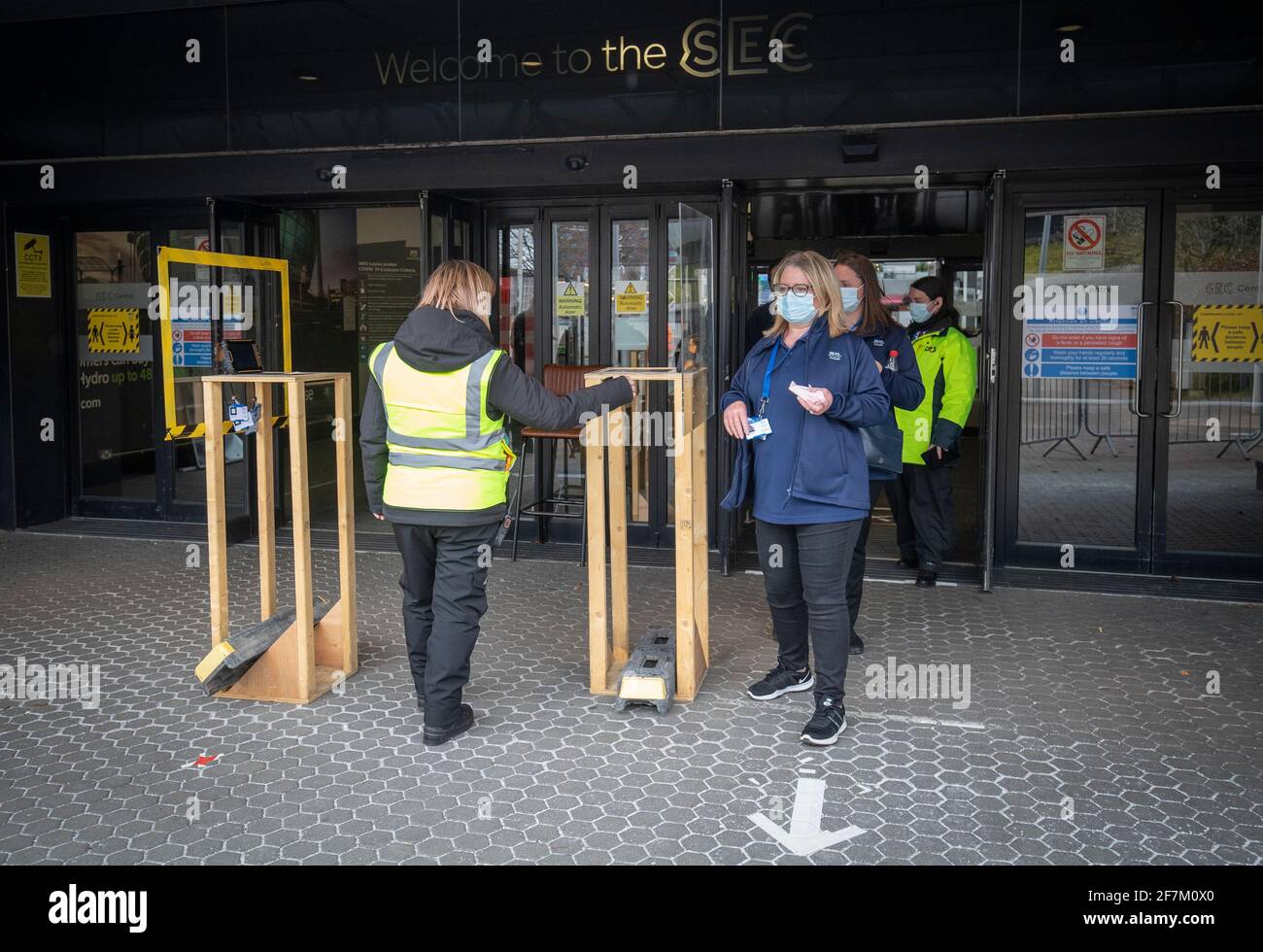 Le personnel passe par l'entrée principale pendant le déclassement de l'hôpital NHS Louisa Jordan à la SEC, Glasgow. Depuis juillet dernier, l'hôpital temporaire joue un rôle essentiel dans la lutte contre Covid-19. Il a été le lieu de plus de 32,000 rendez-vous de santé et a été une clinique de vaccination où environ 175,000 personnes ont été inoculées. Date de la photo : jeudi 8 avril 2021. Banque D'Images