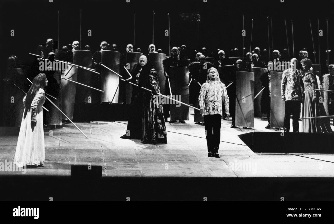 de gauche à droite : Berit Lindholm (Brunnhilde), Bengt Rundgren (Hagen), Jean Cox (Siegfried), Siegmund Nimsgern (Gunther), Hanna Lisowska (Gutrune) dans GOTTERDAMMERUNG de Wagner au Royal Opera, Covent Garden, Londres WC2 16/09/1976 chef d'orchestre : Colin Davis Set design : Josef Svoboda costumes : Ingrid Rosell éclairage : William Bundy chorégraphe ou Eleanich Banque D'Images