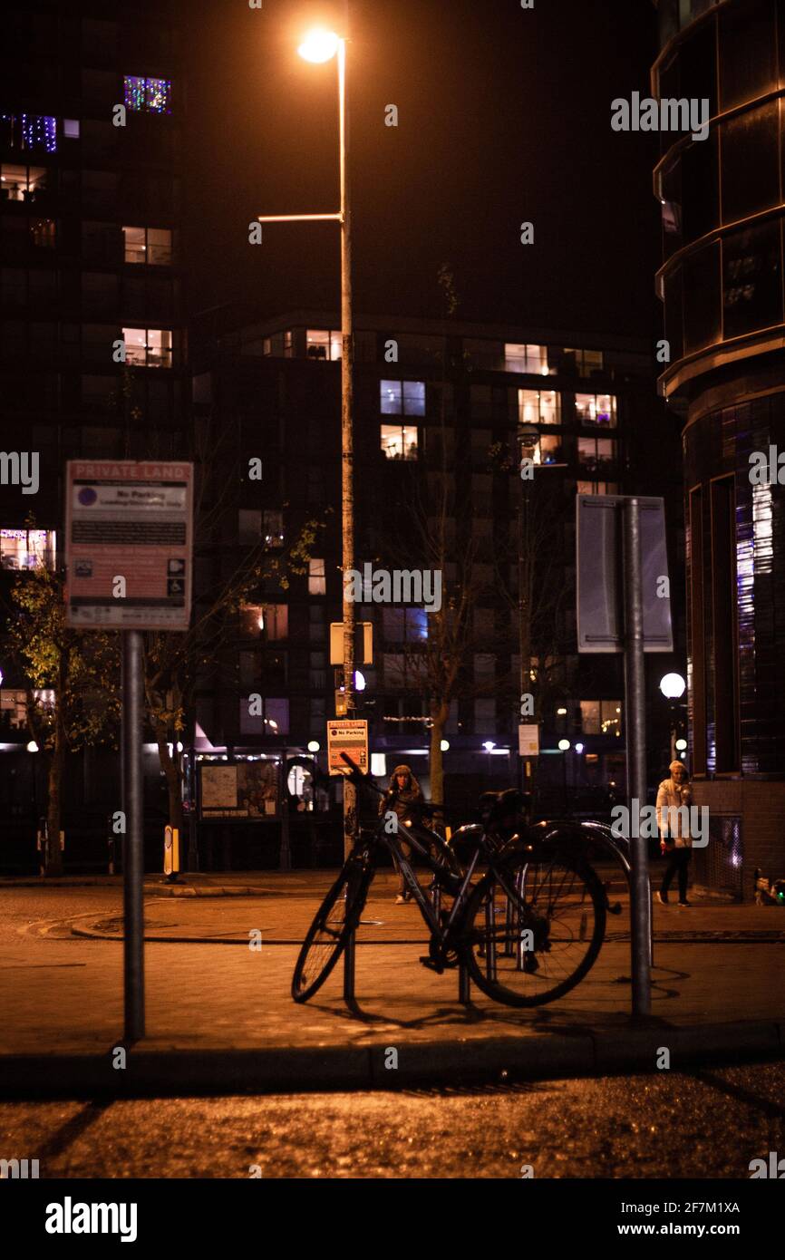 Le vélo seul se tenait sous la lampe de la rue à Media City UK, Salford Banque D'Images