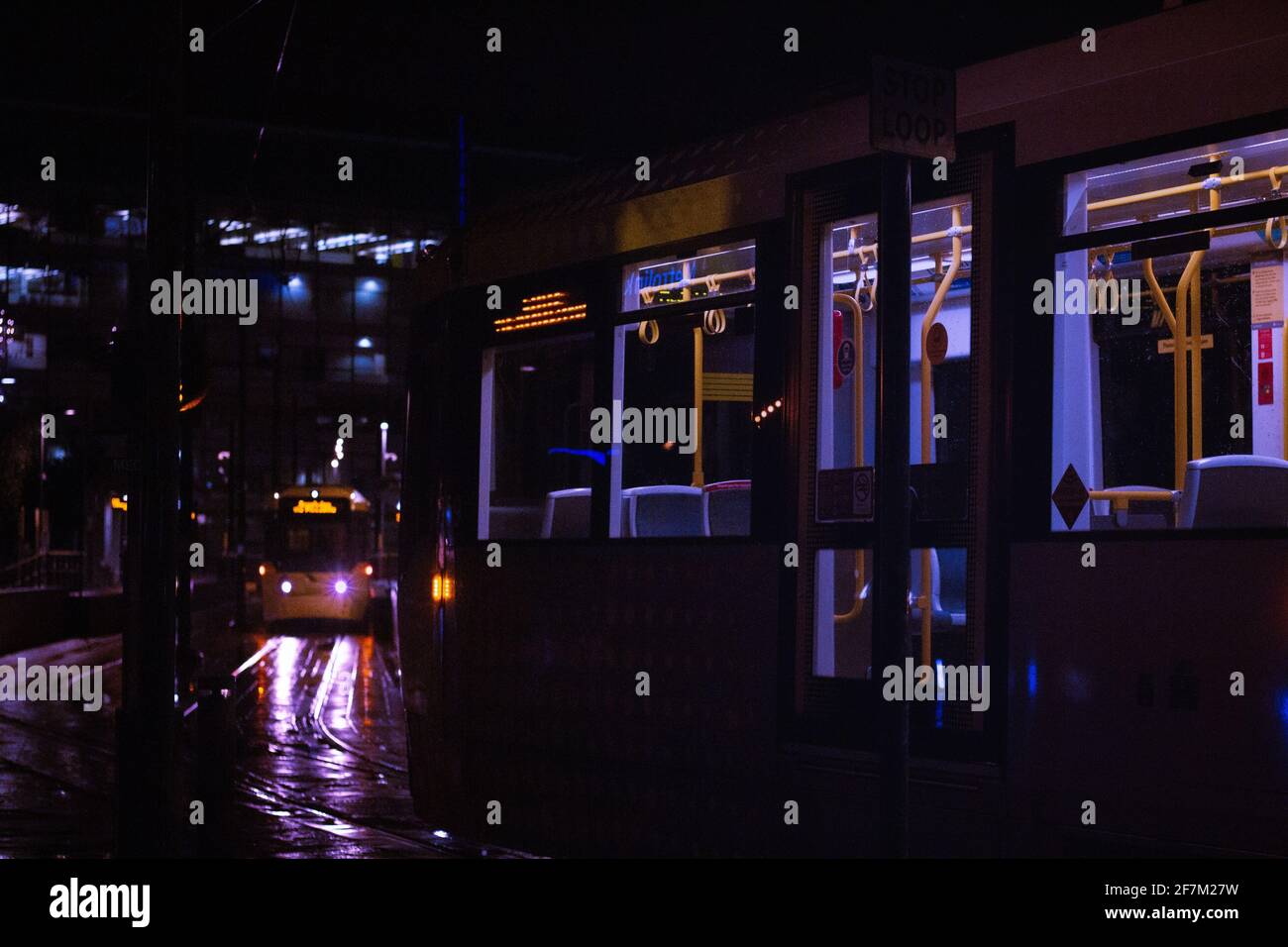 Tramway approchant Media City Royaume-Uni, Salford la nuit après la pluie Banque D'Images