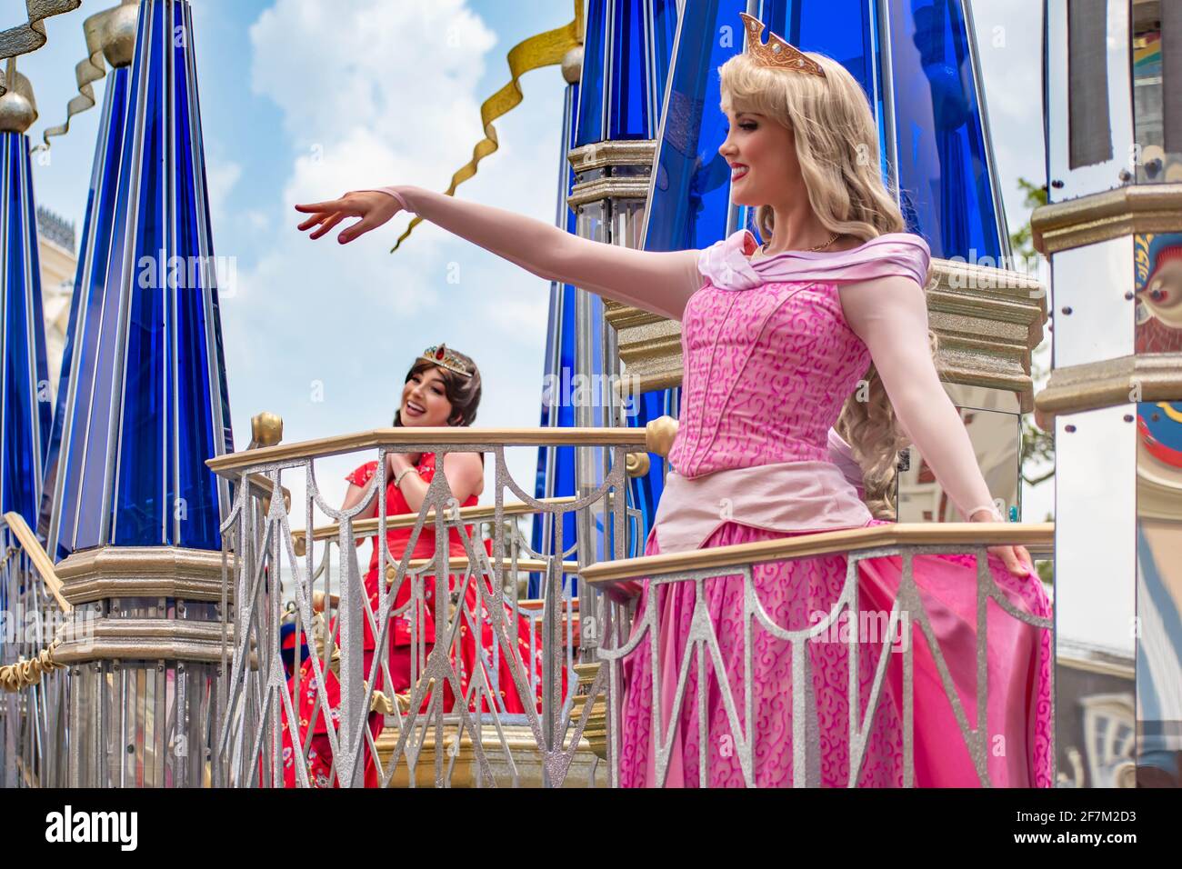 Orlando, Floride. 04 août 2020. Aurora et Elena d'Avalor sur la belle parade flottent à Magic Kingdom Banque D'Images