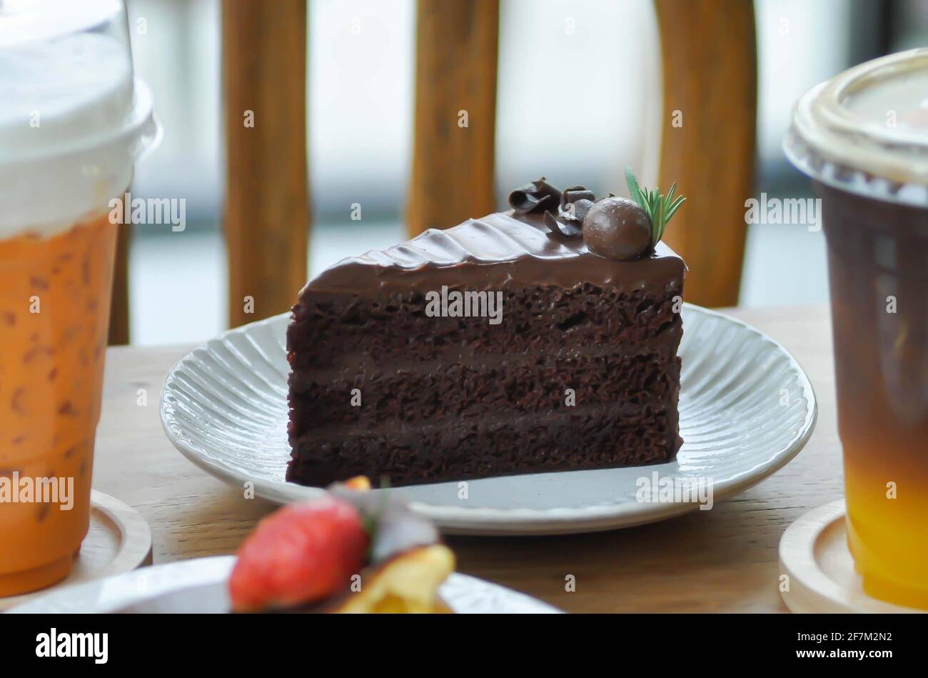 Gateau Au Chocolat Ou Gateau De Couche Et Un Peu De Boisson Photo Stock Alamy