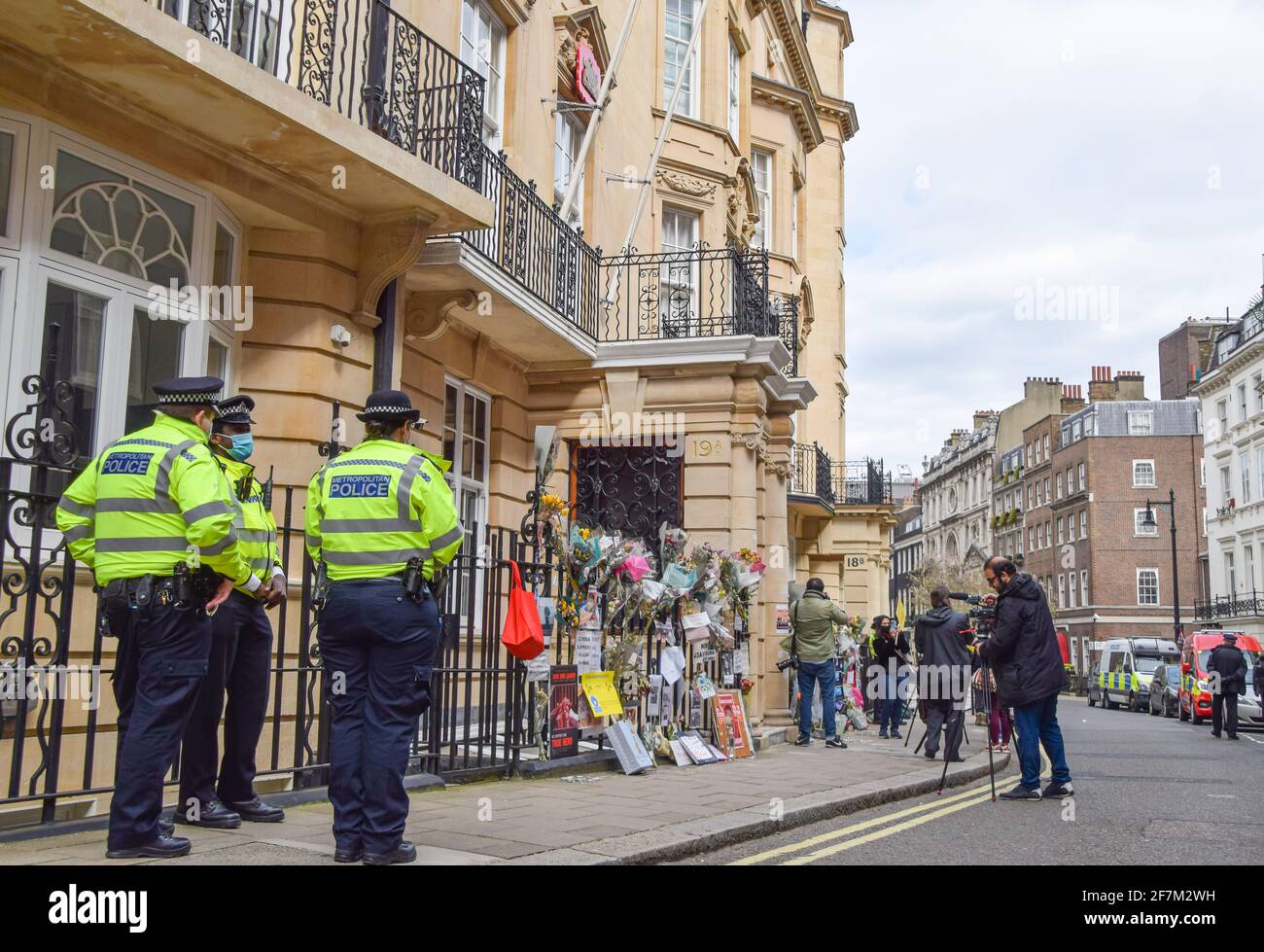 Londres, Royaume-Uni. 8 avril 2021. Garde de garde à l'extérieur de l'ambassade du Myanmar à Mayfair. L'ambassadeur du Myanmar au Royaume-Uni, Kyaw Zwar Minn, a été enfermé de l'ambassade, qu'il a décrit comme un « coup d'État ». Credit: Vuk Valcic/Alamy Live News Banque D'Images