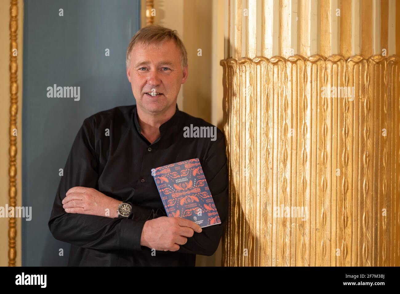 Meiningen, Allemagne. 08 avril 2021. Jens Neudorff von Enzberg, directeur artistique de la 'Staatstheater Meiningen', présente un avant-projet après la présentation du programme pour la nouvelle saison. La saison commençant en automne est la première sous sa direction. Credit: Michael Reichel/dpa-Zentralbild/dpa/Alay Live News Banque D'Images