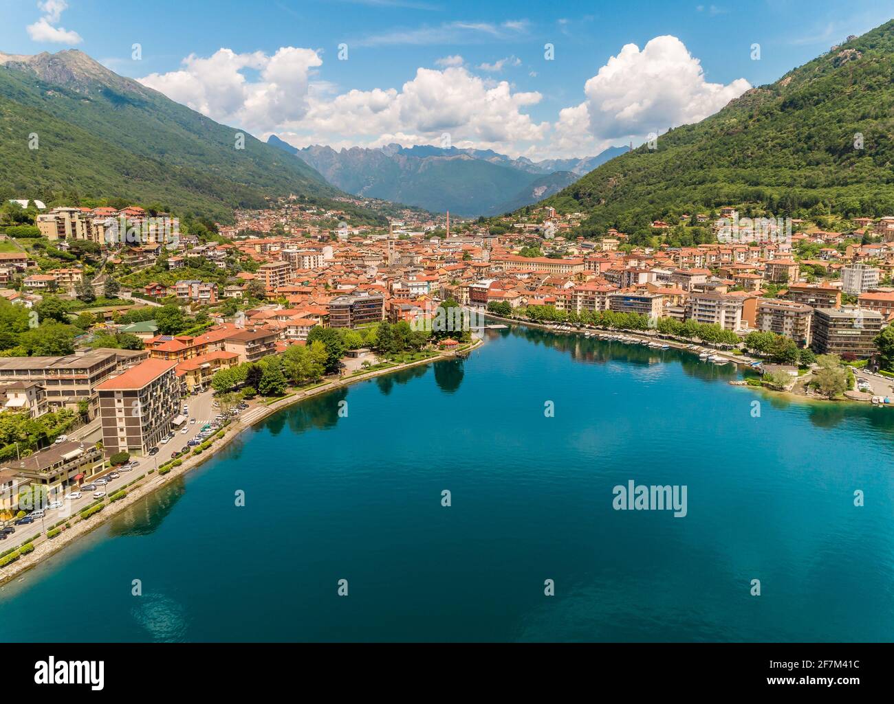 Vue aérienne d'Omegna sur la côte du lac Orta dans la province de Verbano-Cusio-Ossola, Piémont, Italie Banque D'Images