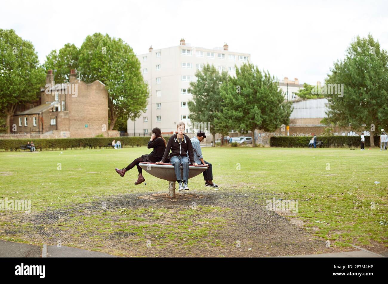 Des adolescents anglais traînaient autour de Brick Lane. Un concept serré de cercle d'amis. Allen Gardens, East London, Royaume-Uni. Juillet 2015 Banque D'Images