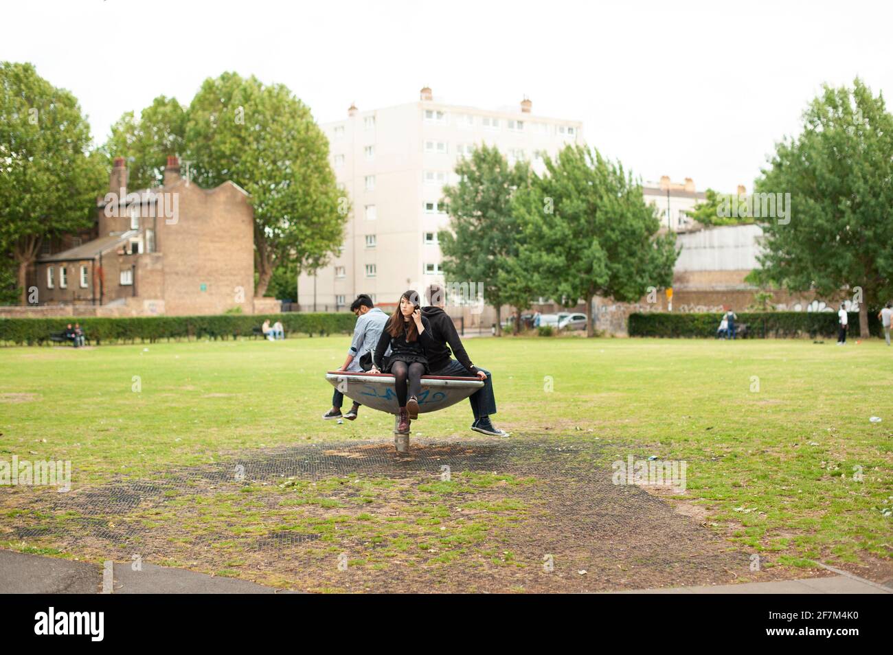 Des adolescents anglais traînaient autour de Brick Lane. Un concept serré de cercle d'amis. Allen Gardens, East London, Royaume-Uni. Juillet 2015 Banque D'Images