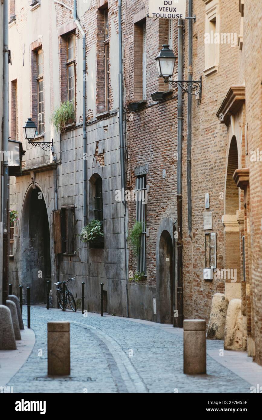 Allée typique de la vieille ville de Toulouse avec garée vélo Banque D'Images
