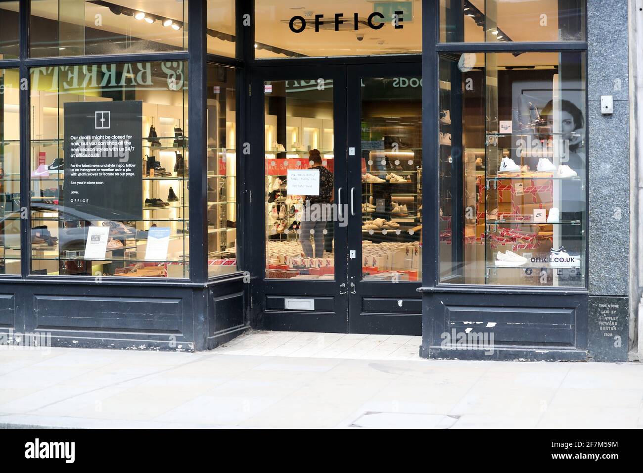 Londres, Royaume-Uni. 08 avril 2021 le personnel de la boutique de chaussures Office à Richmond, dans l'ouest de Londres, essaie de traiter avec des montagnes de stock comme ils se préparer à ouvrir quand les règles du coronavirus le permettent. Andrew Fosker / Alamy Live News Banque D'Images
