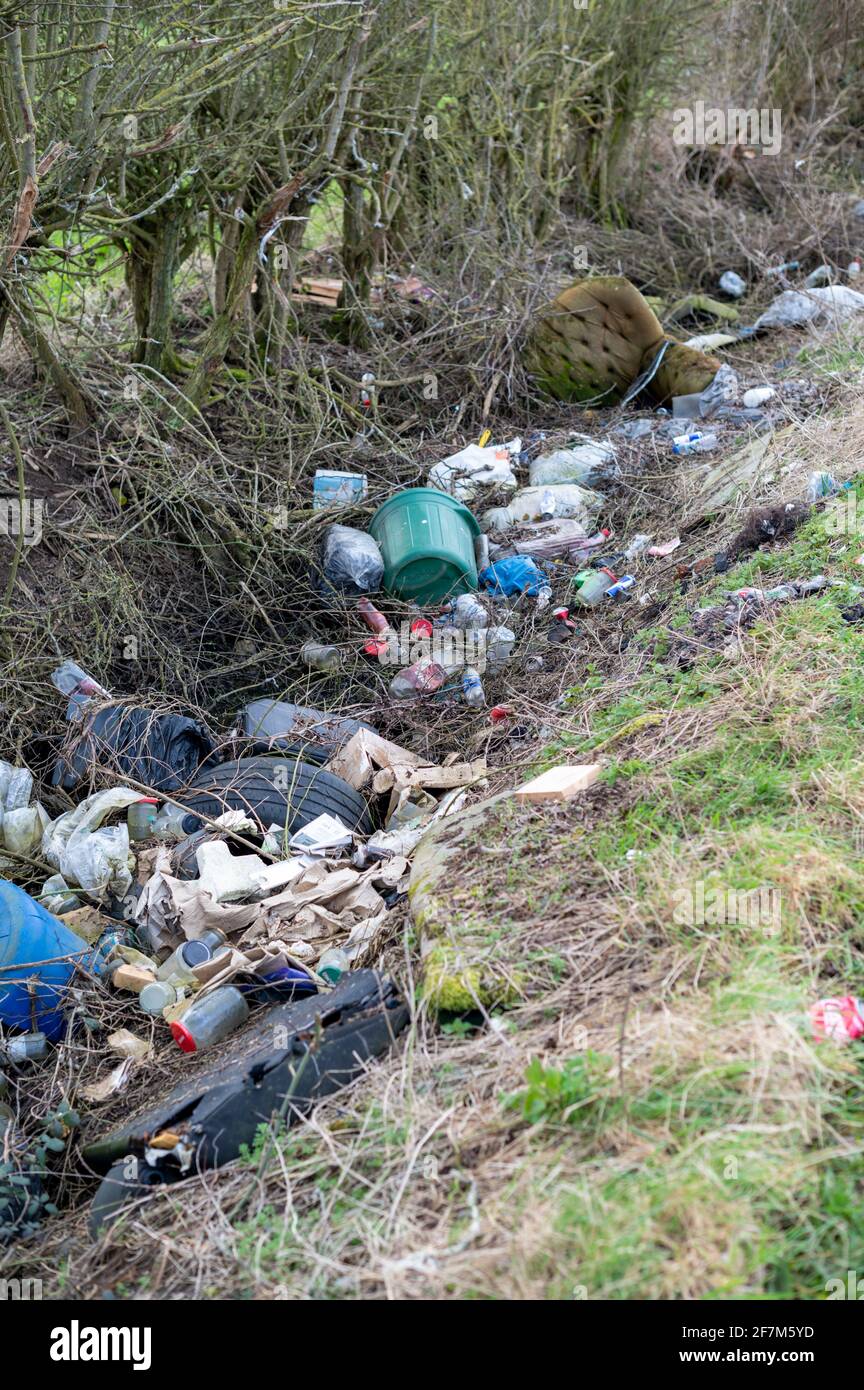 Déchets à bout de mouche déversés dans la campagne de Cambridgeshire au Royaume-Uni Banque D'Images