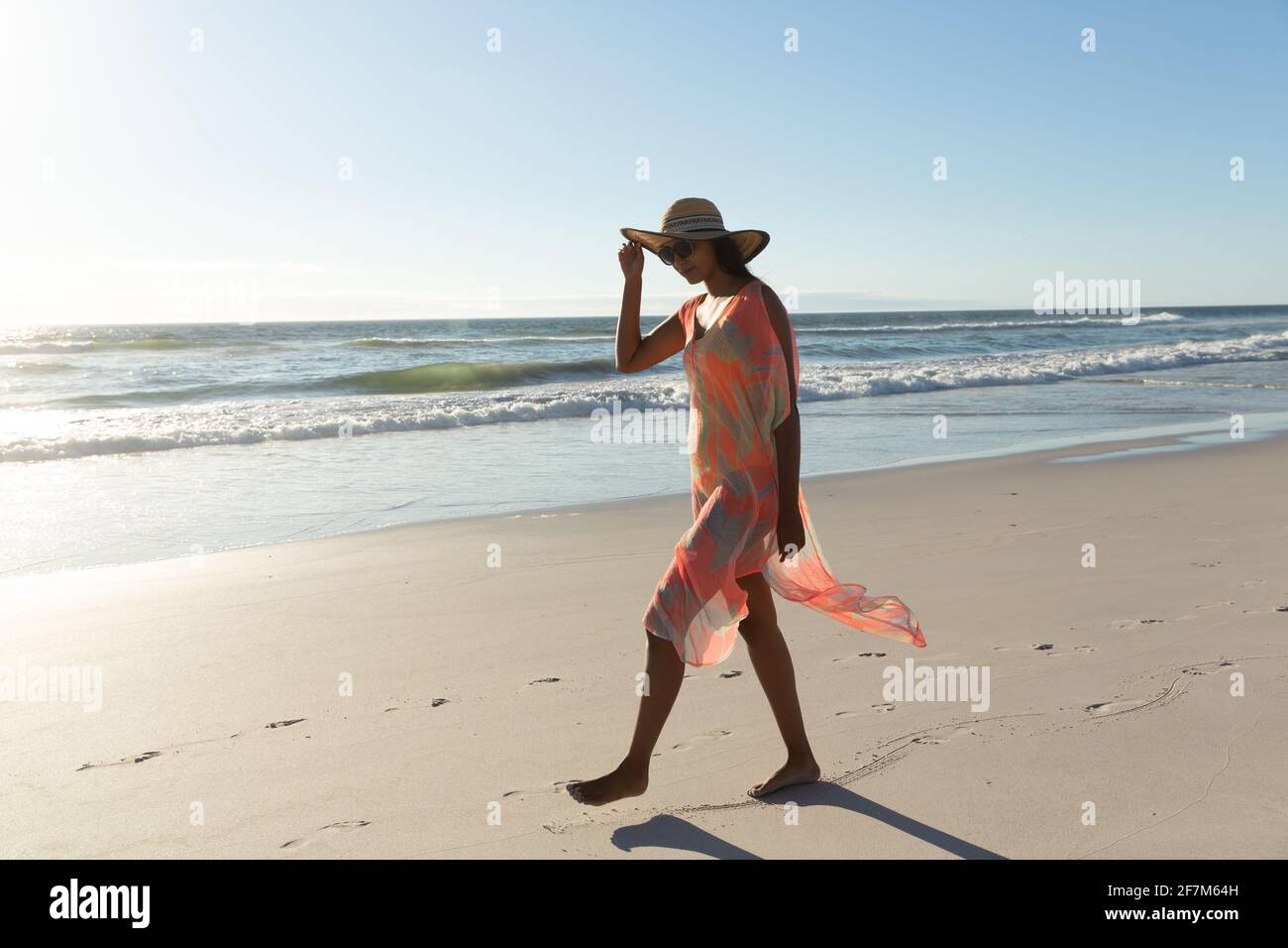 Bonne femme de course mixte sur la plage de vacances à pied Banque D'Images