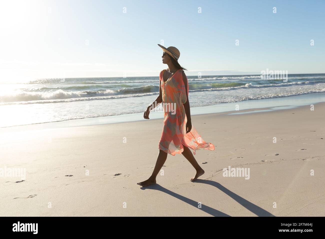 Bonne femme de course mixte sur la plage de vacances à pied Banque D'Images
