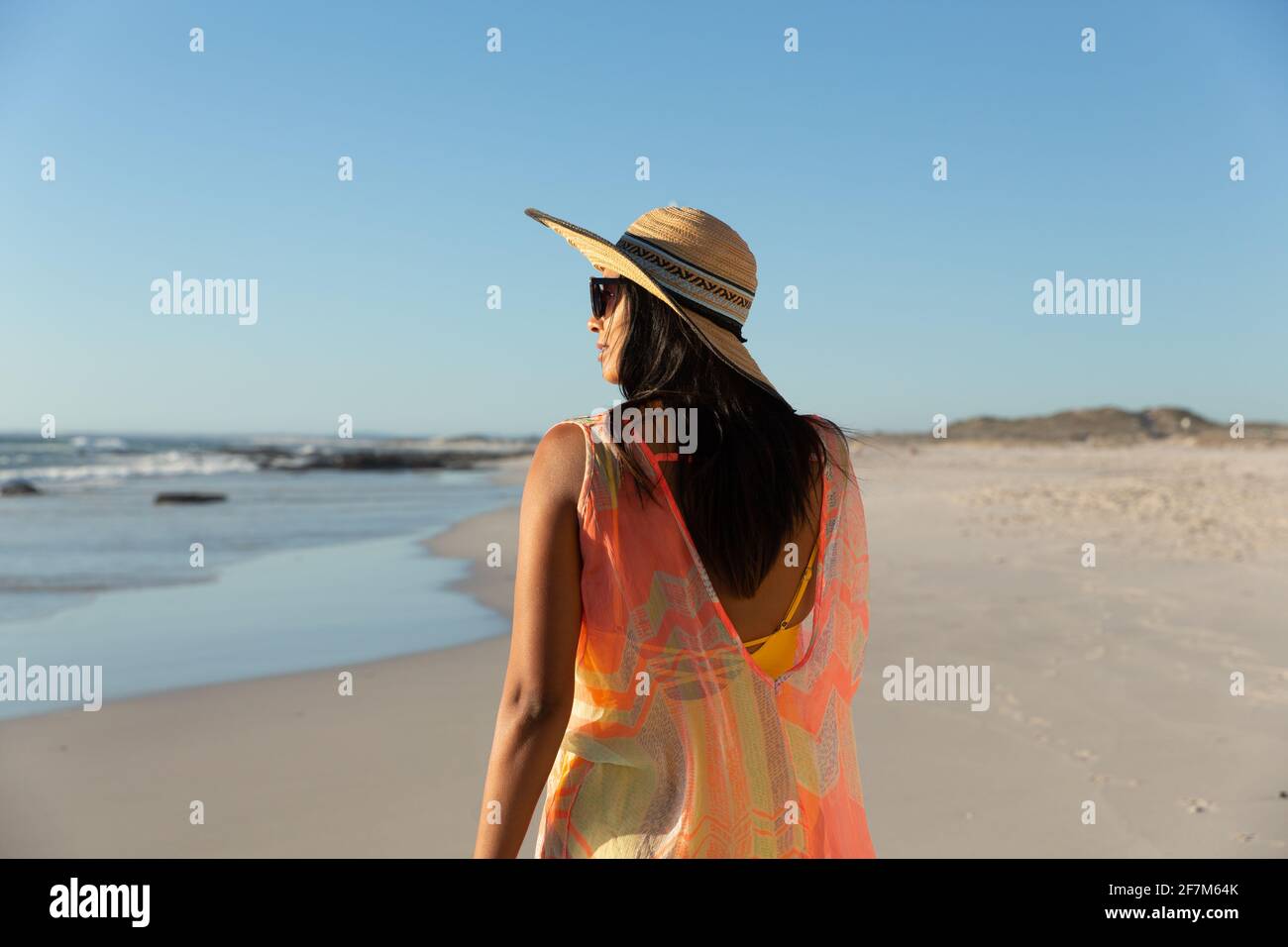 Bonne femme de course mixte en vacances à la plage Banque D'Images