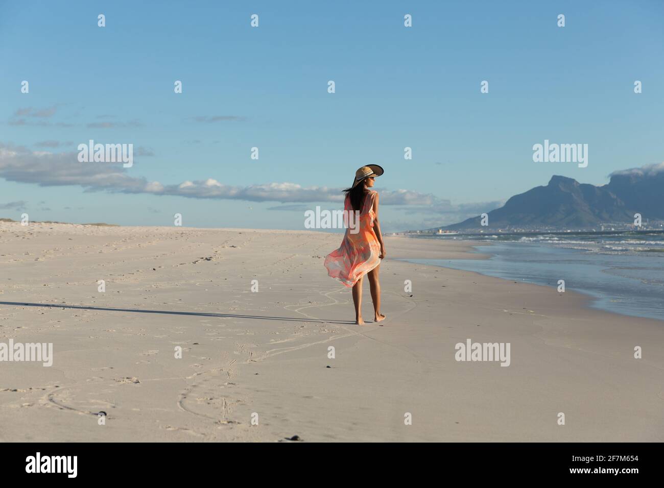 Bonne femme de course mixte sur la plage de vacances à pied Banque D'Images