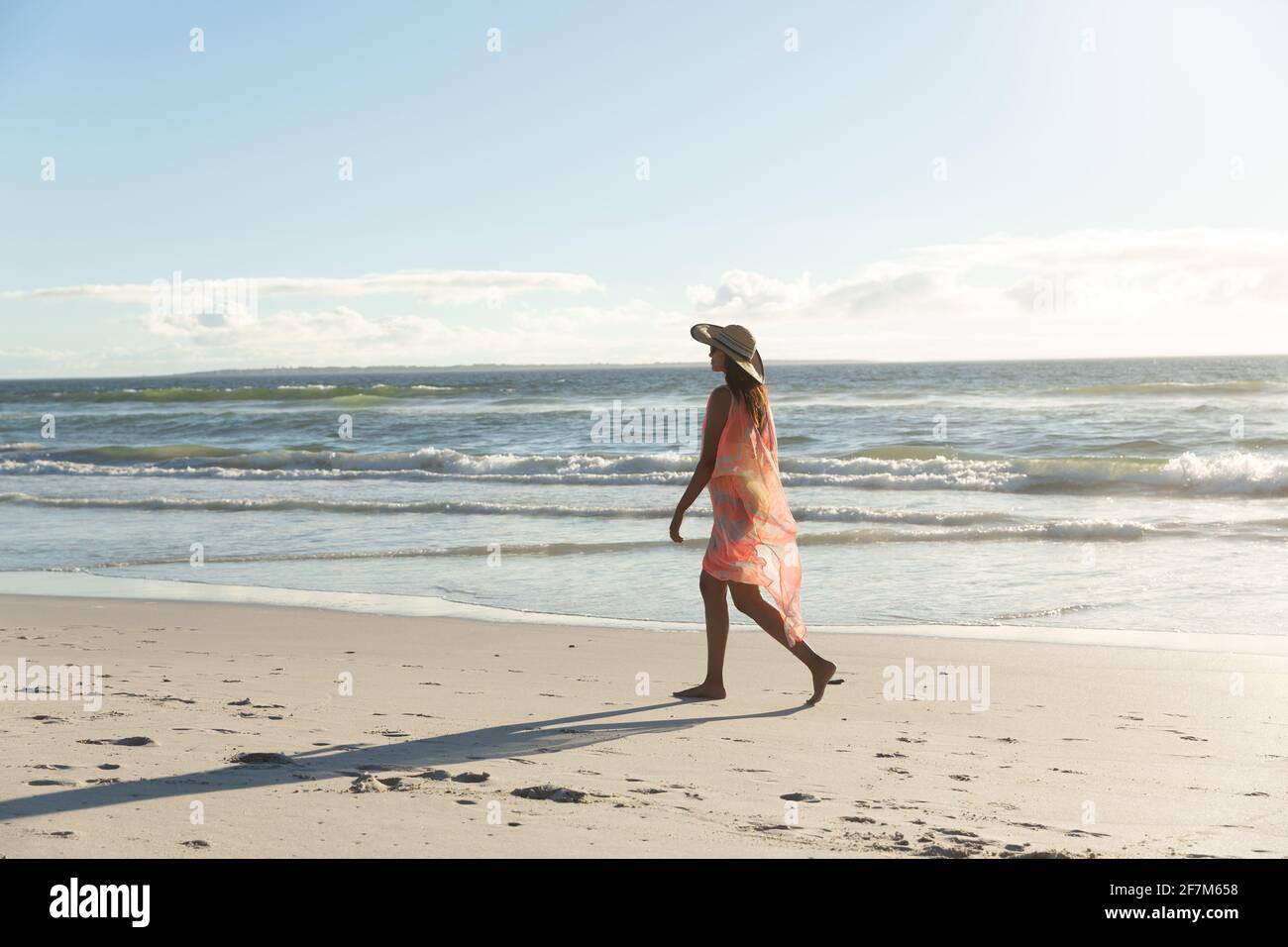 Bonne femme de course mixte sur la plage de vacances à pied Banque D'Images