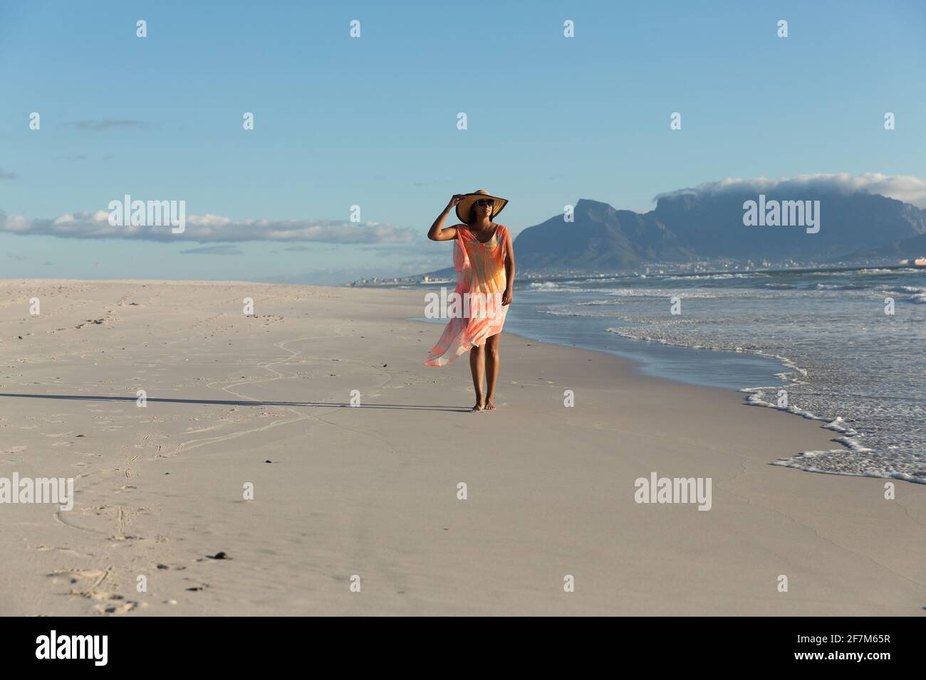 Bonne femme de course mixte sur la plage de vacances à pied Banque D'Images