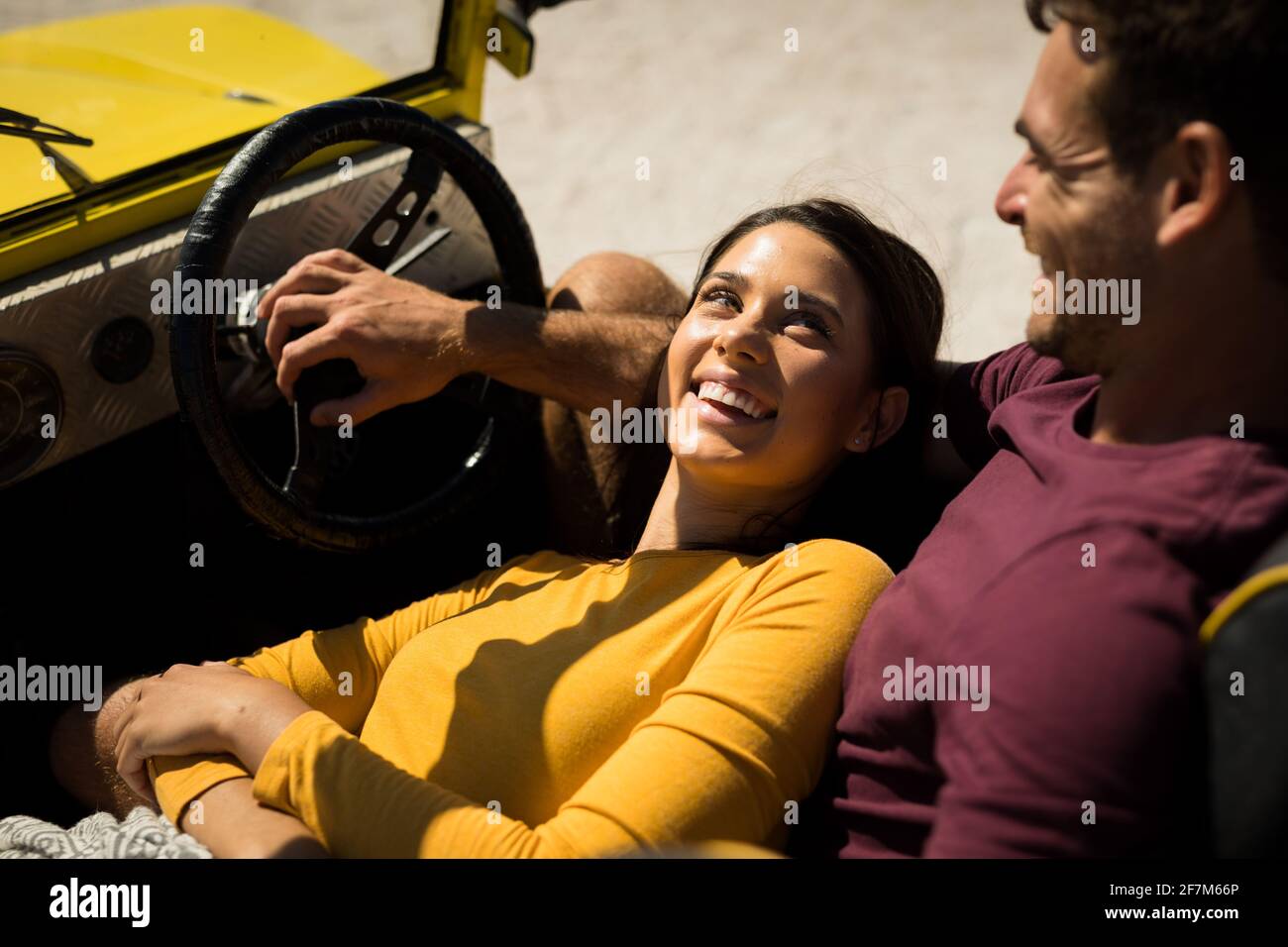 Heureux couple caucasien assis dans la plage buggy au bord de la mer détente Banque D'Images