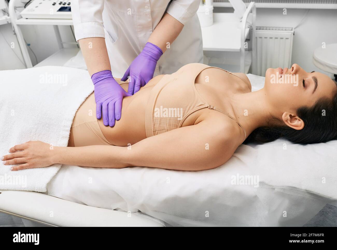 examen médical. médecin faisant le bilan préventif d'un abdomen féminin pour l'examen des organes internes de la femme Banque D'Images