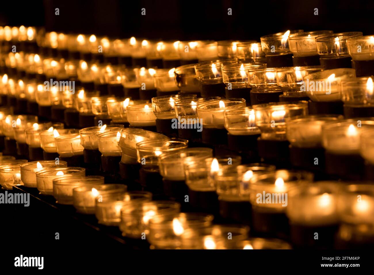 Groupe de bougies de chagrin dans l'église pour la foi de la résurrection nécrologie. Bougie est symbole du sacrifice pour la paix espérance force de la vie et puissance de l'âme. Banque D'Images