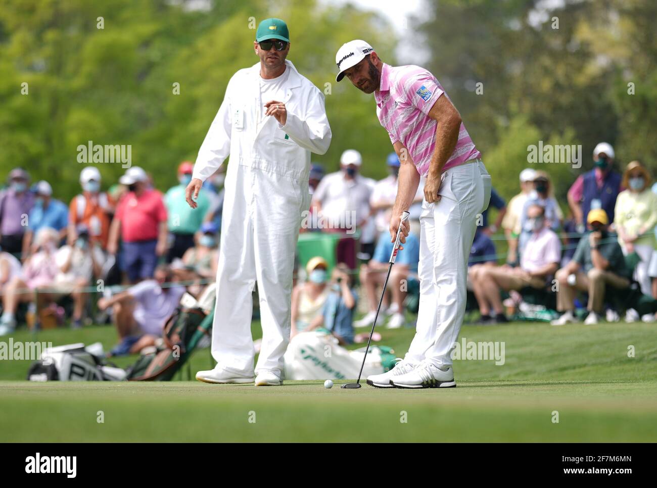 Augusta, États-Unis. 08 avril 2021. Dustin Johnson et son caddie, frère Austin, ont fait la queue sur le quatrième trou lors de la première partie du tournoi de Masters 2021 au club de golf national d'Augusta, Géorgie, le jeudi 8 avril 2021. Photo de Kevin Dietsch/UPI crédit: UPI/Alay Live News Banque D'Images