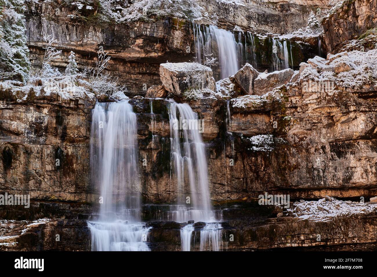 Belle cascade Vallesinella à Madonna di Campiglio en automne, Parc National Adamello-Brenta,Trentin,Italie Dolomites Banque D'Images